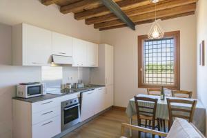 Kuchyň nebo kuchyňský kout v ubytování Borgo Feriani