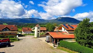 O vedere generală la munți sau o vedere la munte luată de la această pensiune