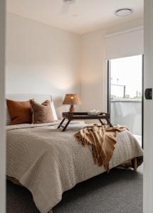 Postel nebo postele na pokoji v ubytování Luxe Stepney Townhouse + 21 fotografií