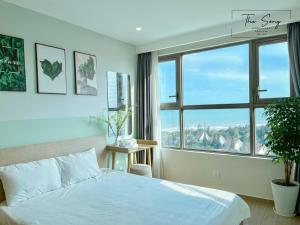 The Sóng An Gia Vũng Tàu في فنغ تاو: غرفة نوم بها سرير ونافذة كبيرة +96 صورة