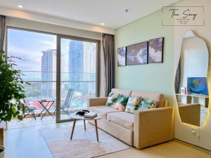 The Sóng An Gia Vũng Tàu في فنغ تاو: غرفة معيشة مع أريكة ونافذة كبيرة