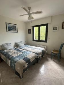 En eller flere senge i et værelse på Villa panoramique avec vue mer et montagne à Corbara