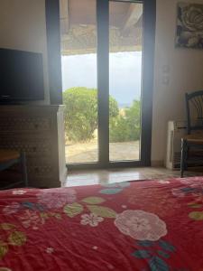 Et tv og/eller underholdning på Villa panoramique avec vue mer et montagne à Corbara