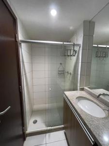 Un baño con ducha con lavabo y espejo. en Beach Class Executive por Yolo, en Recife 53 fotos más