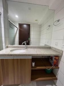 un baño con lavabo y espejo en Beach Class Executive por Yolo, en Recife
