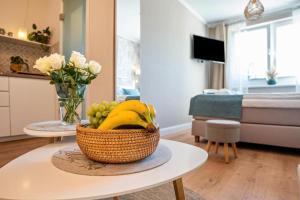 a living room with a bowl of fruit on a table at Villa Gute Zeit - Cosy Apartment in Nortorf