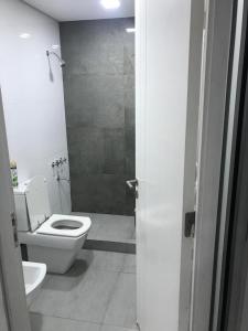 Koupelna v ubytování Loft con pileta compartida