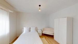 Ένα ή περισσότερα κρεβάτια σε δωμάτιο στο Swiss Flat rental 2