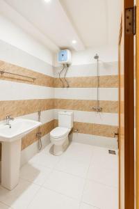 un bagno con un water e un lavandino di Moonlight 1 Bed Apartment a Dargai