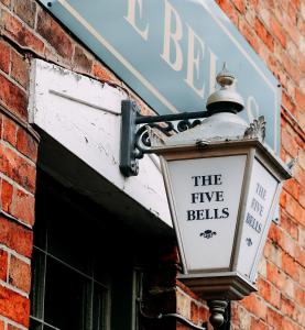 a street light on the side of a brick building at The Five Bells Inn Accommodation in Claypole