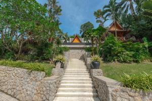 Κήπος έξω από το Surin Ayara Villas by Stayisle