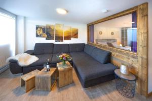 una sala de estar con un sofá y una mesa en GM-Stays Wendelstein Lodge, en Fischbachau