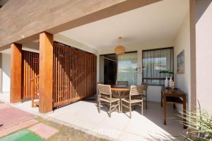 Habitación con mesa y sillas en el patio en Condominio con Piscina a 450m de la Playa en Itacimirim - VBRs, en Pojuquinhos