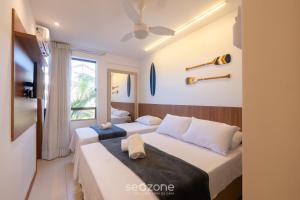 Un dormitorio con dos camas y una ventana en Condominio con Piscina a 450m de la Playa en Itacimirim - VBRs, en Pojuquinhos 28 fotos más