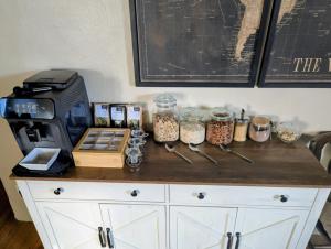 un mostrador con tarros de comida y una impresora encima en Saisonnée, en Centrès