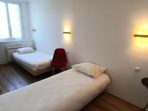 een kamer met 2 bedden en een rode stoel bij Hotel De Provence in Digne-les-Bains