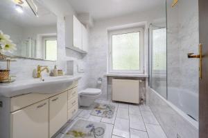 Koupelna v ubytování Cozy house with comfort + 12 fotografií