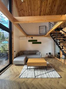 锡纳亚Norway Cabins - Private Terrace & Fire Pit的客厅里有一张沙发和一张桌子。