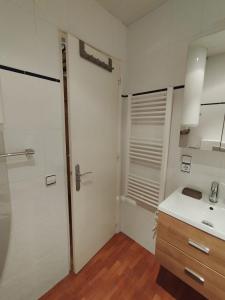 ein weißes Badezimmer mit Waschbecken und Dusche in der Unterkunft Immodelpas Grand Duc in Pas de la Casa