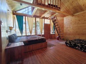 Postel nebo postele na pokoji v ubytování Wooden Cottage jibhi + 20 fotografií