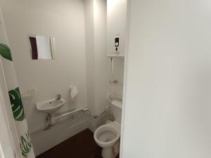 Un baño pequeño con inodoro y lavabo. en Arkenciel, en Mudaison