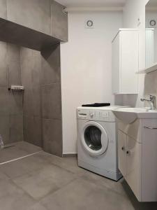 Η κουζίνα ή μικρή κουζίνα στο Stefánia Suites +5 φωτογραφίες