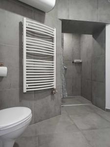 Ένα μπάνιο στο Stefánia Suites