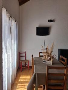 TV a/nebo společenská místnost v ubytování Departamento"la casa de catita "la pampa general pico + 8 fotografií