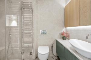 a bathroom with a shower and a toilet and a sink at 1 Bed Flat in London in London