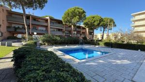 een zwembad voor een gebouw bij Appartamento Miami in Marcelli