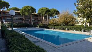 een zwembad voor een gebouw bij Appartamento Miami in Marcelli +7 foto's
