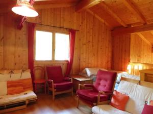- un salon avec deux chaises et une fenêtre dans l'établissement Chalet spacieux à Crest-Voland, 12 pers., parking, wifi - FR-1-595-78, à Crest-Voland