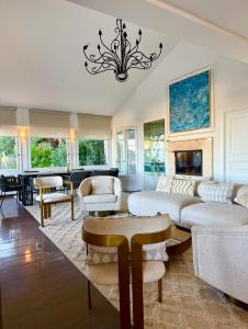 Posezení v ubytování Prestigious villa in Cannes with stunning sea views