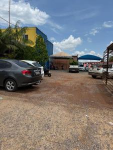 a group of cars parked in a parking lot at Brasil hotel in Canaã dos Carajás +13 photos