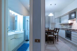 Köök või kööginurk majutusasutuses Novoli Comfort Apartment Balcony & Tramvia