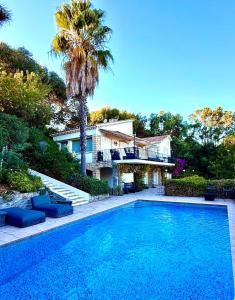 Bazén v ubytování Prestigious villa in Cannes with stunning sea views nebo v jeho okolí