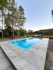 Bazén v ubytování Cabañas Laguna Magica nebo v jeho okolí