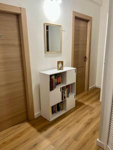 Η βιβλιοθήκη του διαμερίσματος