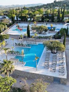 an overhead view of a pool with chairs and trees at Camping L'Orangeraie in Cálig