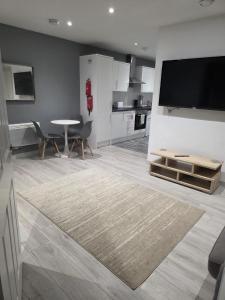 una cucina con tavolo e TV a parete di Noahs Corner a Milford Haven Altre 4 foto