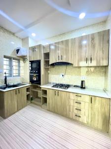 Kuchyň nebo kuchyňský kout v ubytování Delight shortlet apartments- Luxury 3 Bed in Jahi + 8 fotografií