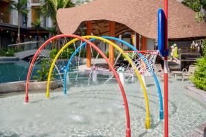un parco acquatico con un sacco di scivoli d'acqua di Modern 1506 Condo in Wyndham Gardens on the beach a Nai Thon Beach