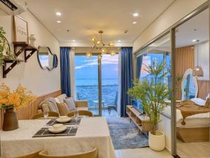 The Sóng An Gia Vũng Tàu في فنغ تاو: غرفة معيشة مطلة على المحيط