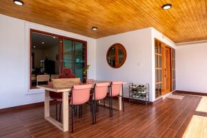 Posezení v ubytování Relaxing Poolside Stay - 3BR Cozy House