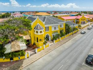 an overhead view of a street with a yellow house at Boutique Hotel 't Klooster in Willemstad