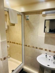 a bathroom with a shower and a sink at The Five Bells Inn Accommodation in Claypole