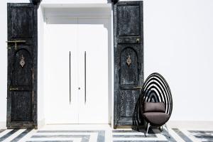 een kamer met een deur en een stoel bij Villa Amnalys in Amnátos