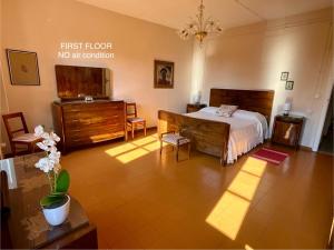 une chambre avec un lit et une commode dans l'établissement Corte Bicchio 11 ospiti, à Capannori