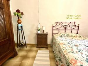 une chambre avec un lit au premier étage aucune condition artistique dans l'établissement Corte Bicchio 11 ospiti, à Capannori