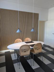 una sala de reuniones con mesa y sillas en Den gamle stenhugger, en Haderslev